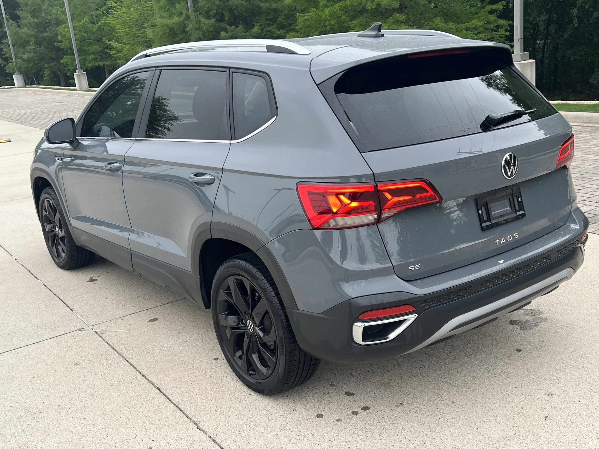 2023 Volkswagen Taos SE photo 3