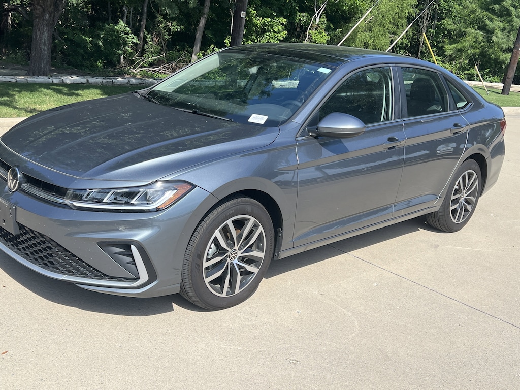 Used 2025 Volkswagen Jetta SE Sedan