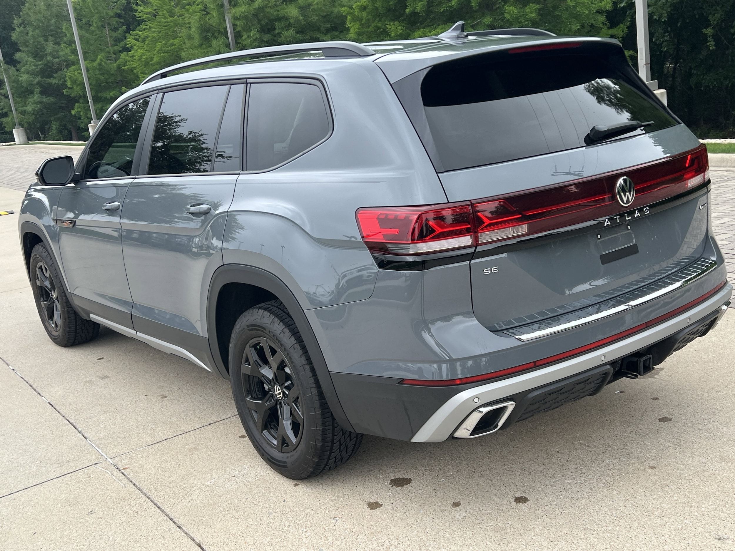 2024 Volkswagen Atlas 2.0T Peak Edition SE w/Technology photo 3