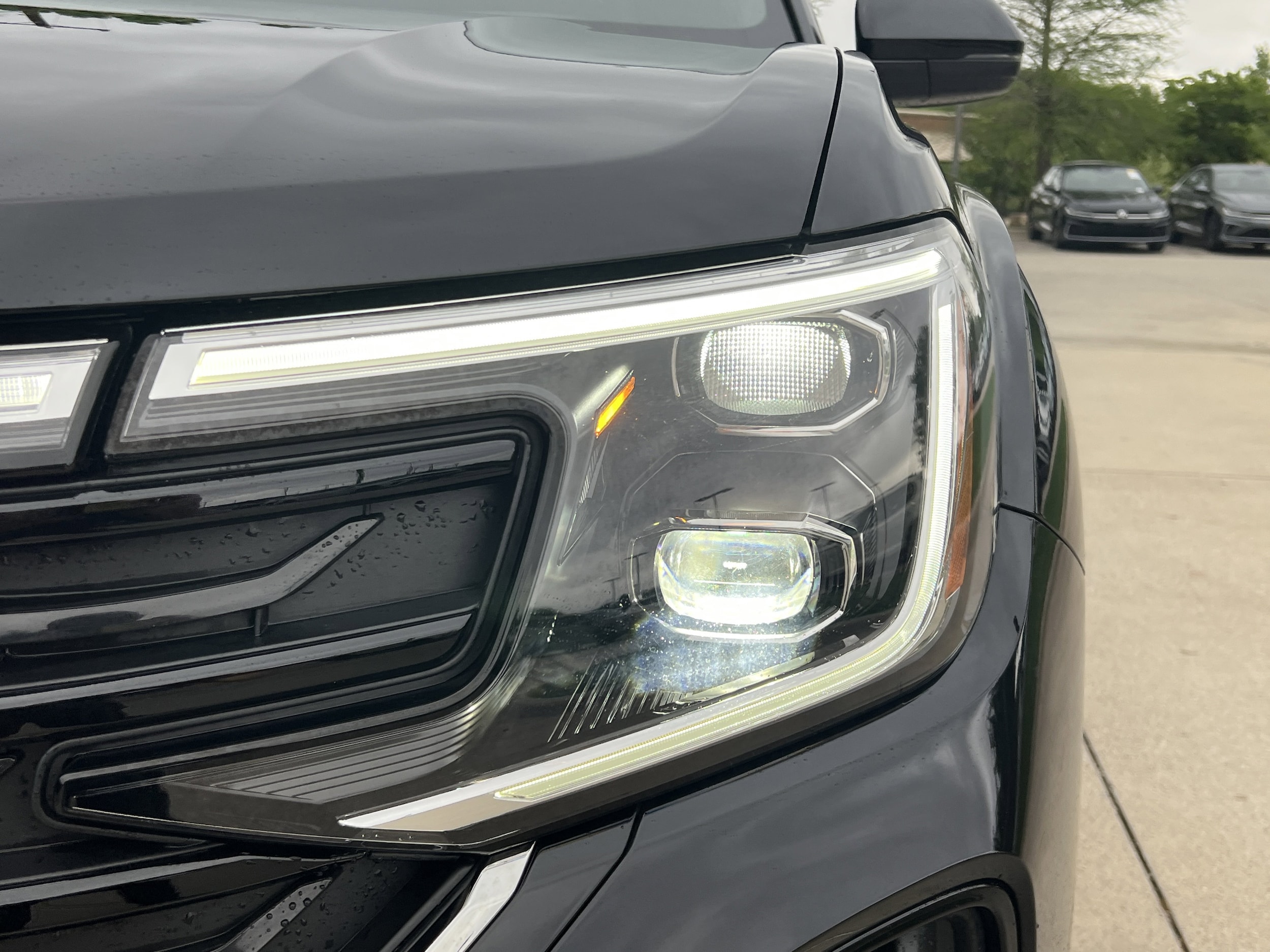 2025 Volkswagen Atlas Cross Sport 2.0T SE w/Technology photo 4