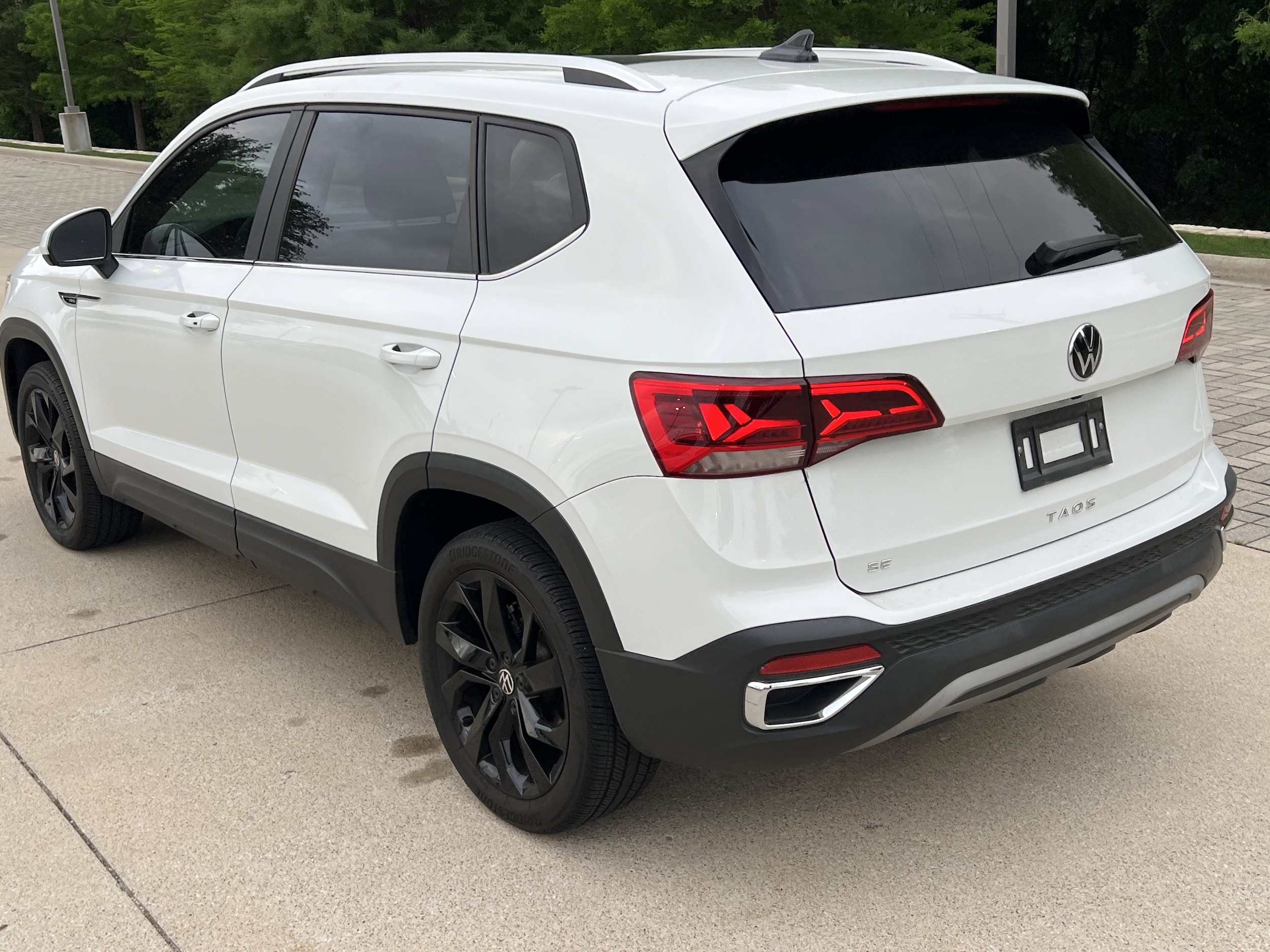 2023 Volkswagen Taos SE photo 3