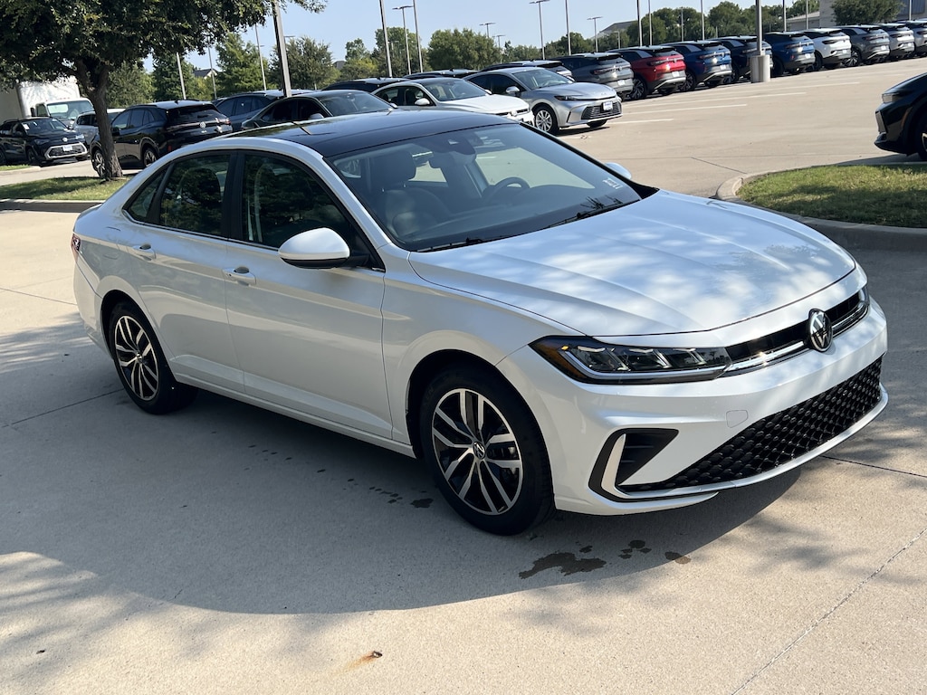 Used 2025 Volkswagen Jetta SE Sedan