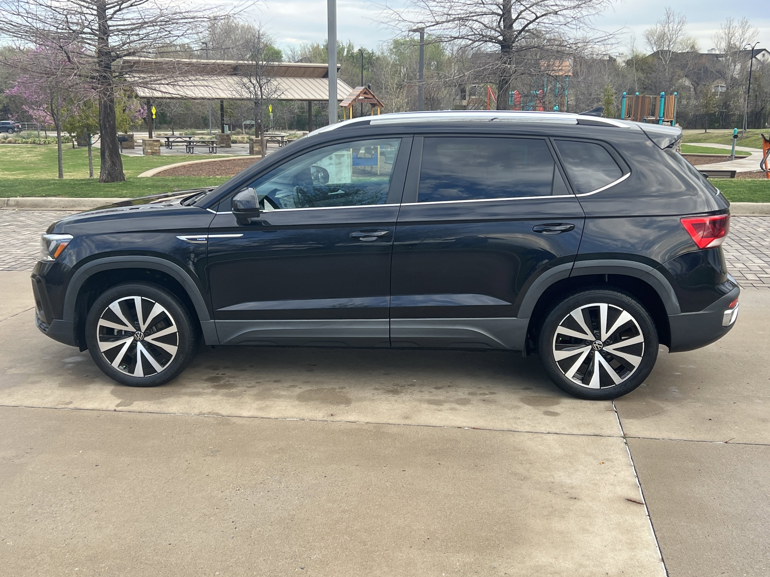 2023 Volkswagen Taos SE photo 6