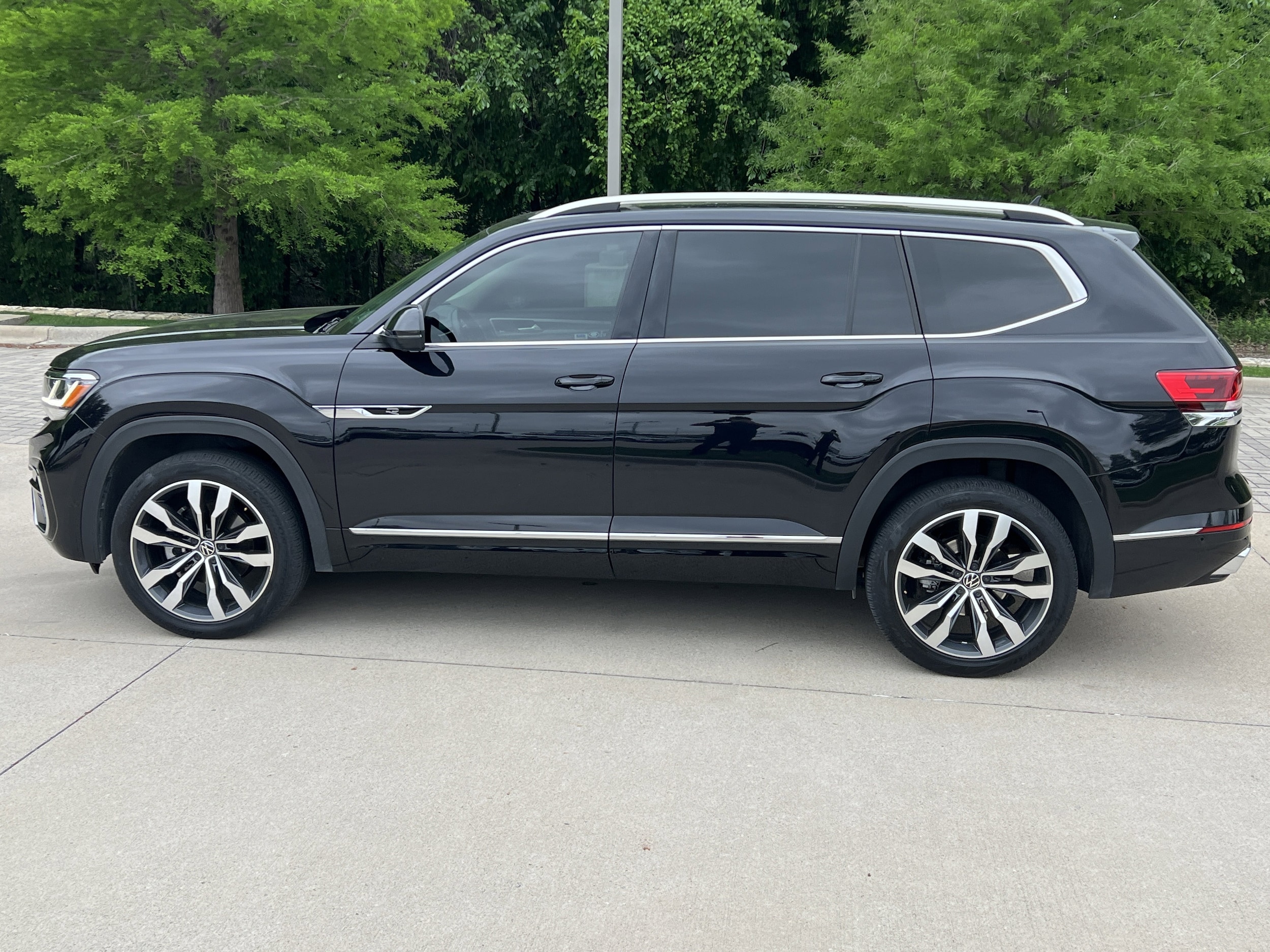 2023 Volkswagen Atlas 3.6L V6 SEL Premium R-Line photo 5