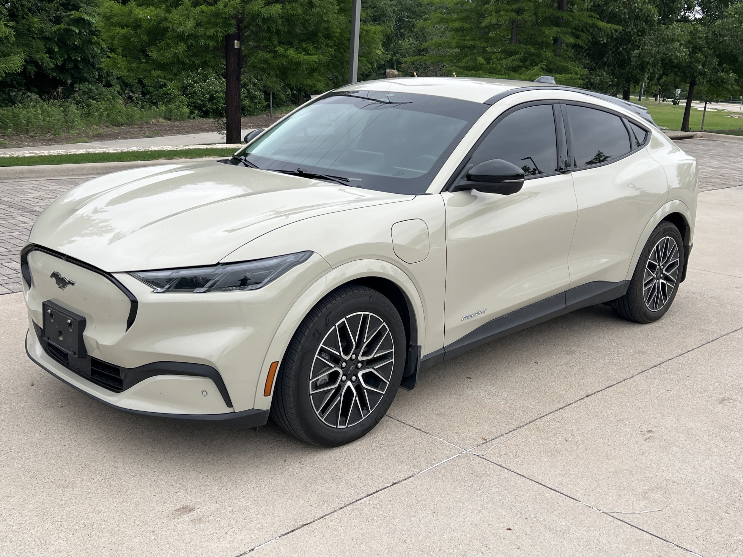 2025 Ford Mustang Mach-E Premium photo 4