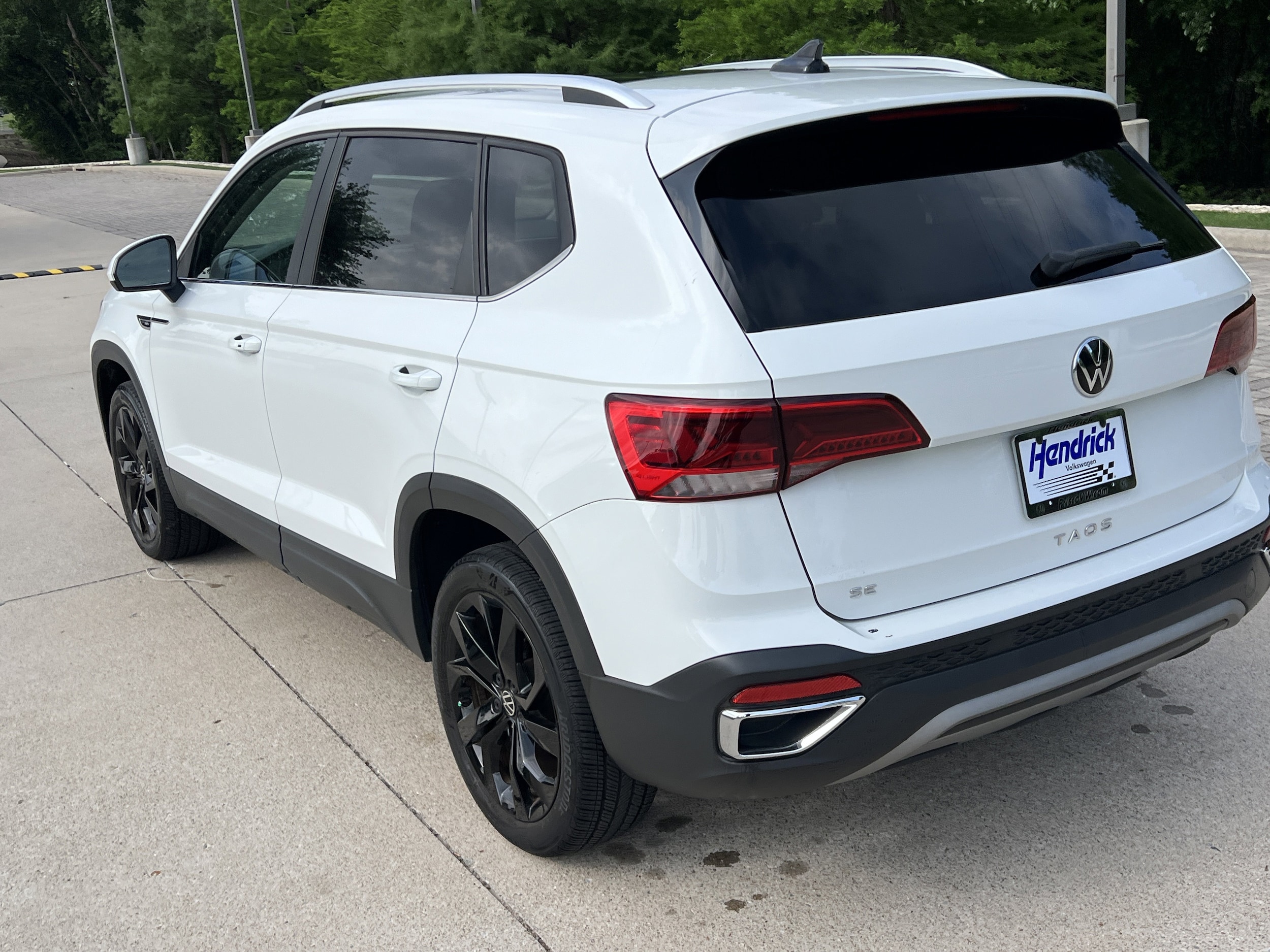 2023 Volkswagen Taos SE photo 3