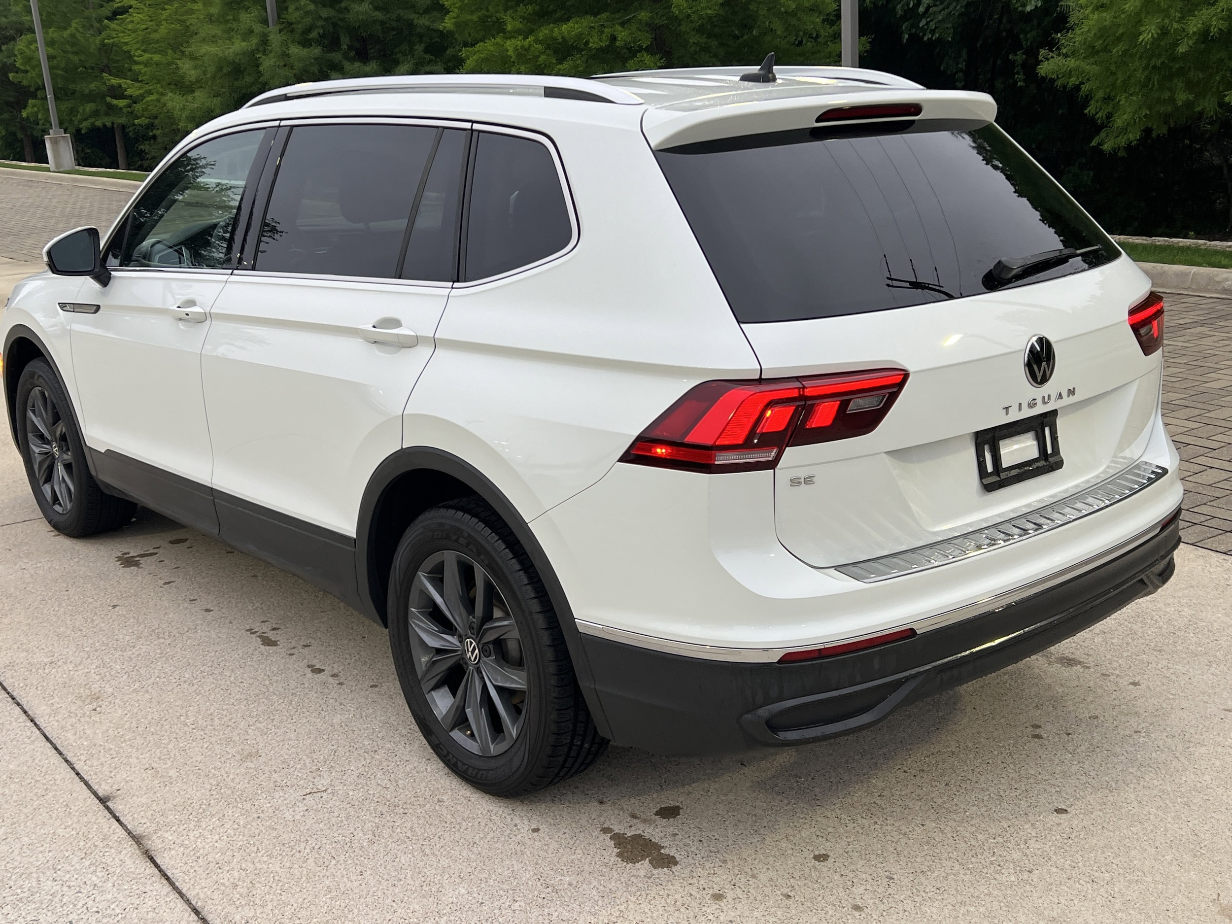 2023 Volkswagen Tiguan SE photo 3