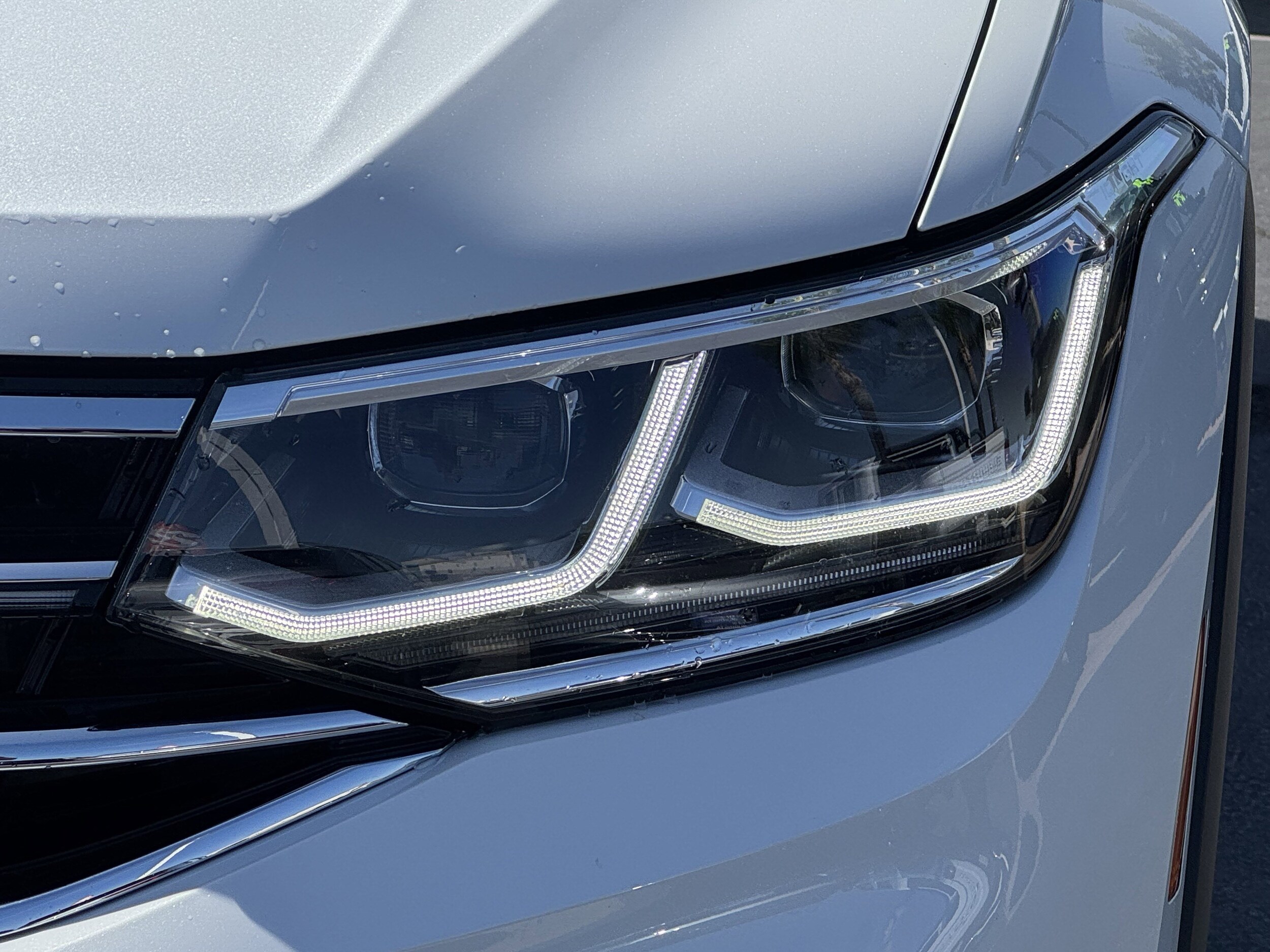 2024 Volkswagen Tiguan SEL R-Line photo 4