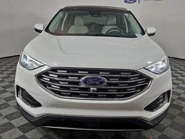 2020 Ford Edge Titanium photo 2