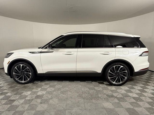 2025 Lincoln Aviator Reserve photo 2