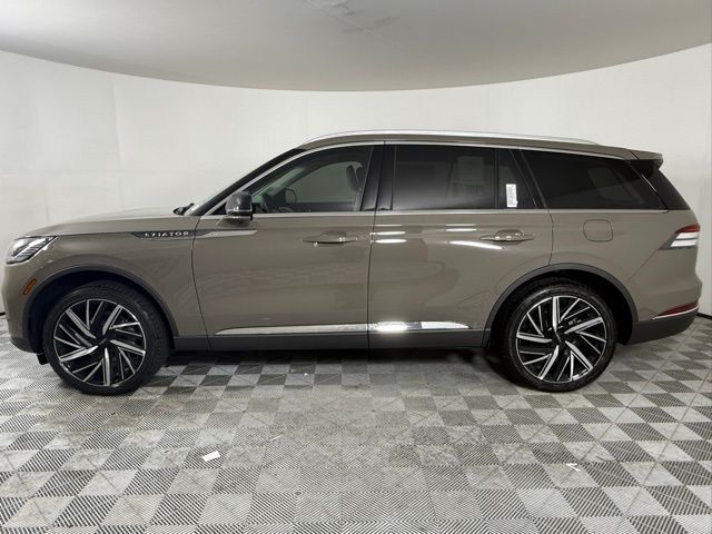 2025 Lincoln Aviator Reserve photo 3