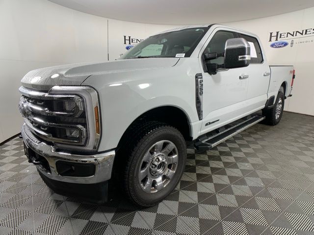 2025 Ford F-350 Lariat photo 2