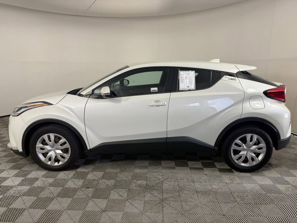 2021 Toyota C-HR LE photo 4