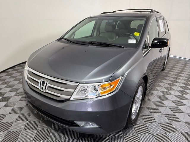 2013 Honda Odyssey Touring photo 2
