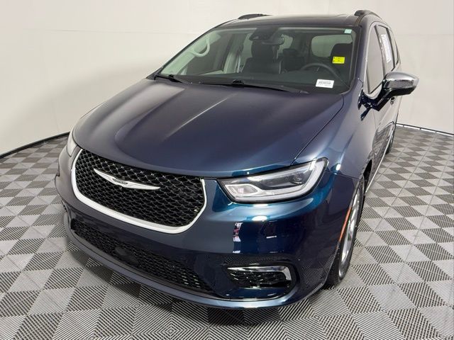 2023 Chrysler Pacifica Limited photo 2