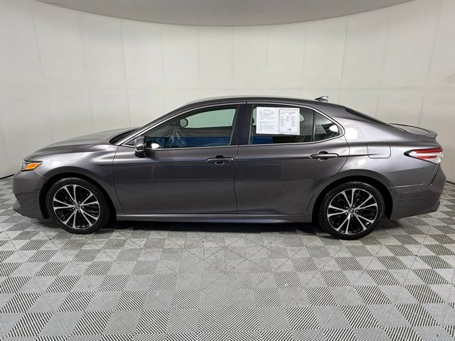 2020 Toyota Camry SE photo 2