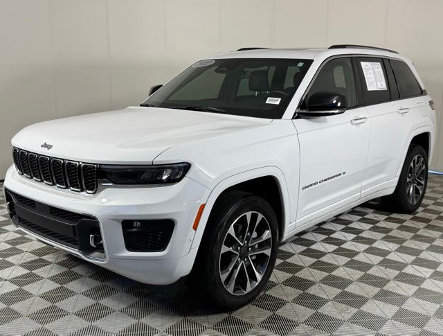 2022 Jeep Grand Cherokee Overland photo 2