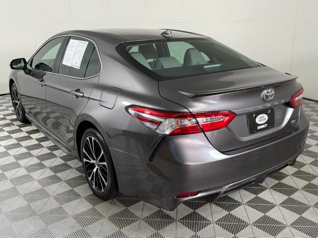 2020 Toyota Camry SE photo 3