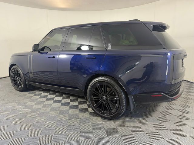 2023 Land Rover Range Rover SE photo 2