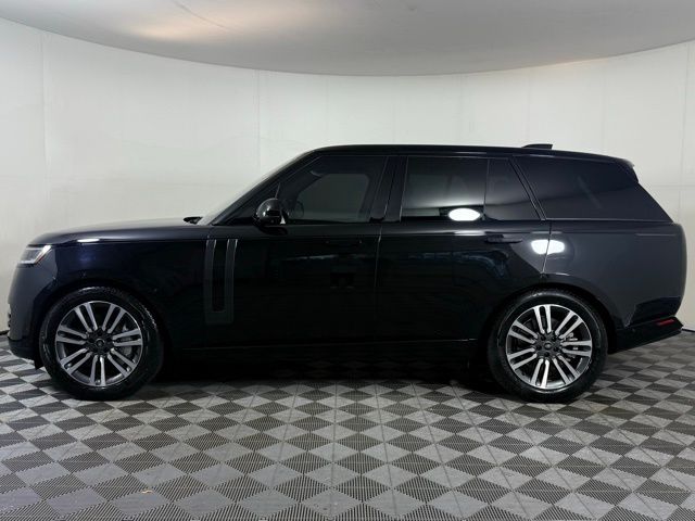 2023 Land Rover Range Rover SE photo 3