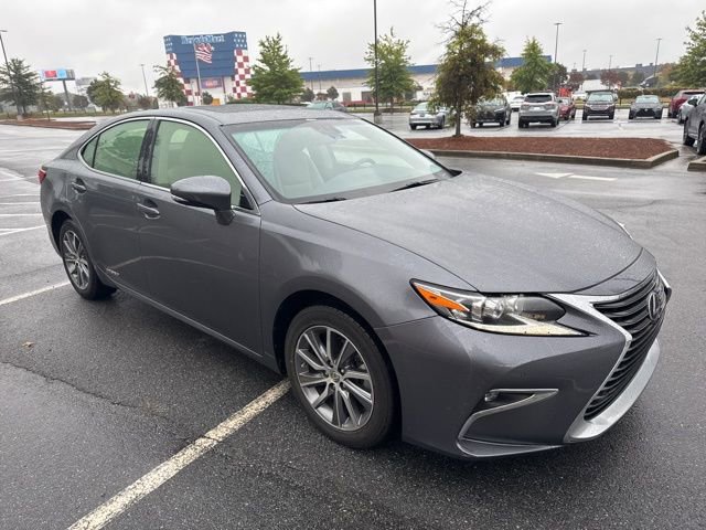 2016 Lexus ES 300h photo 2