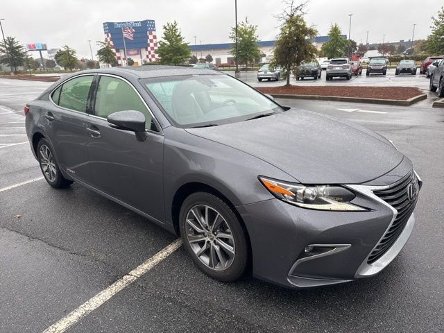 2016 Lexus ES 300h photo 2