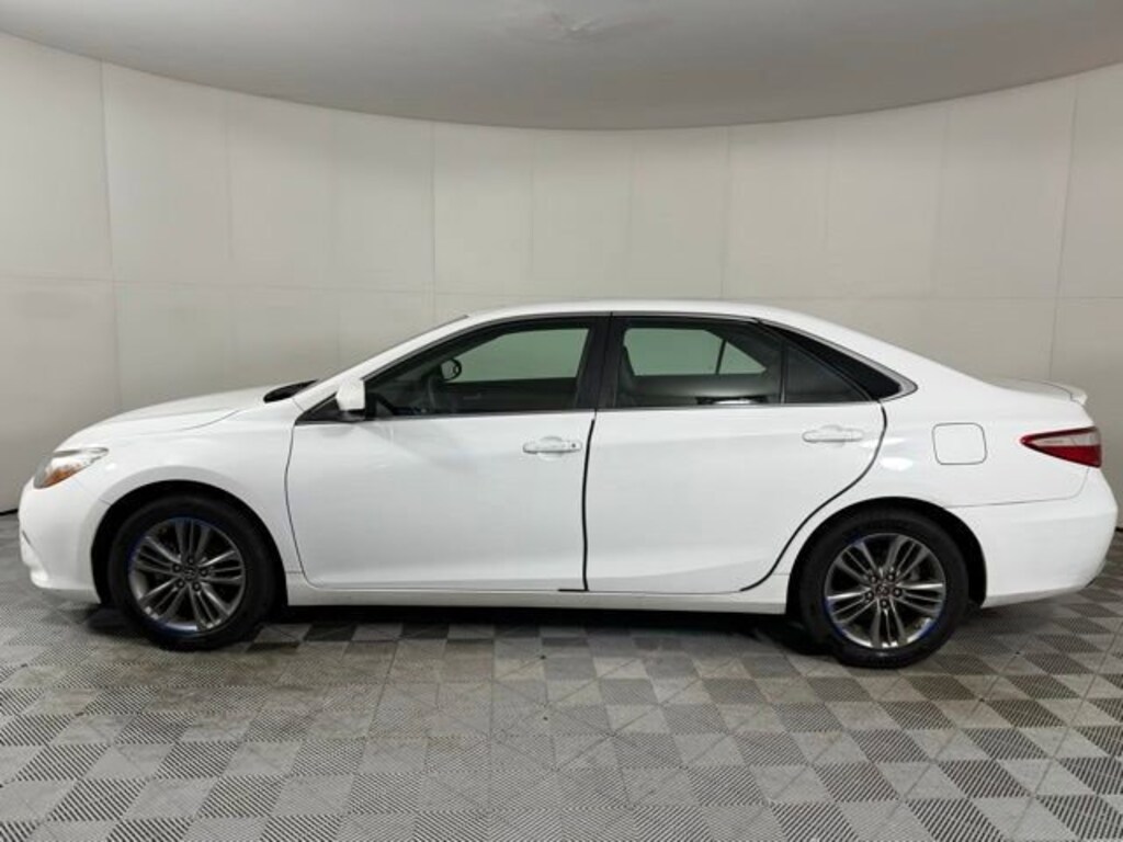 Used 2017 Toyota Camry SE Sedan
