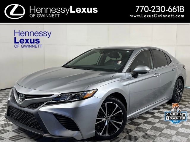 2020 Toyota Camry SE's photo