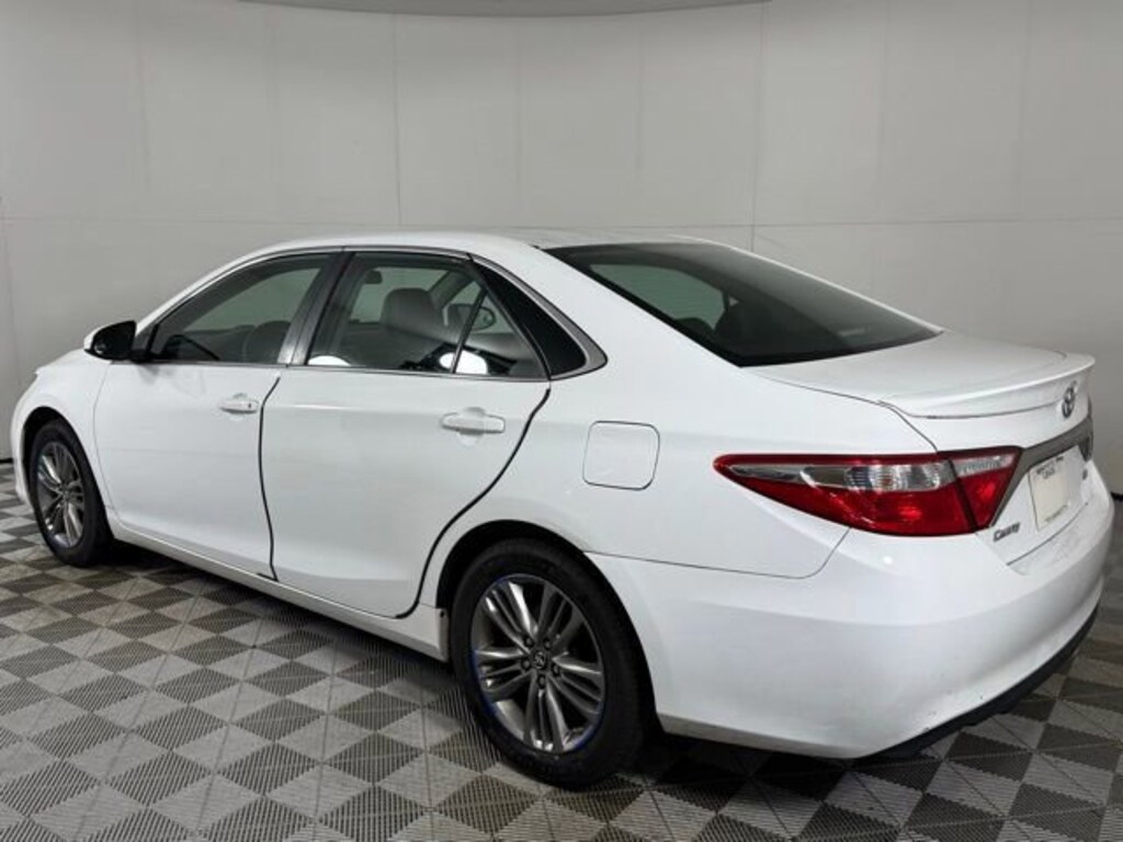 Used 2017 Toyota Camry SE Sedan