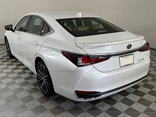 2025 Lexus ES 300h photo 3
