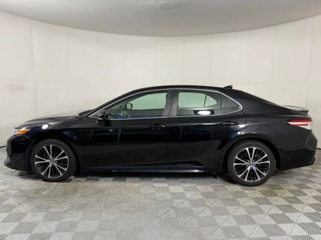 Used 2020 Toyota Camry SE Sedan