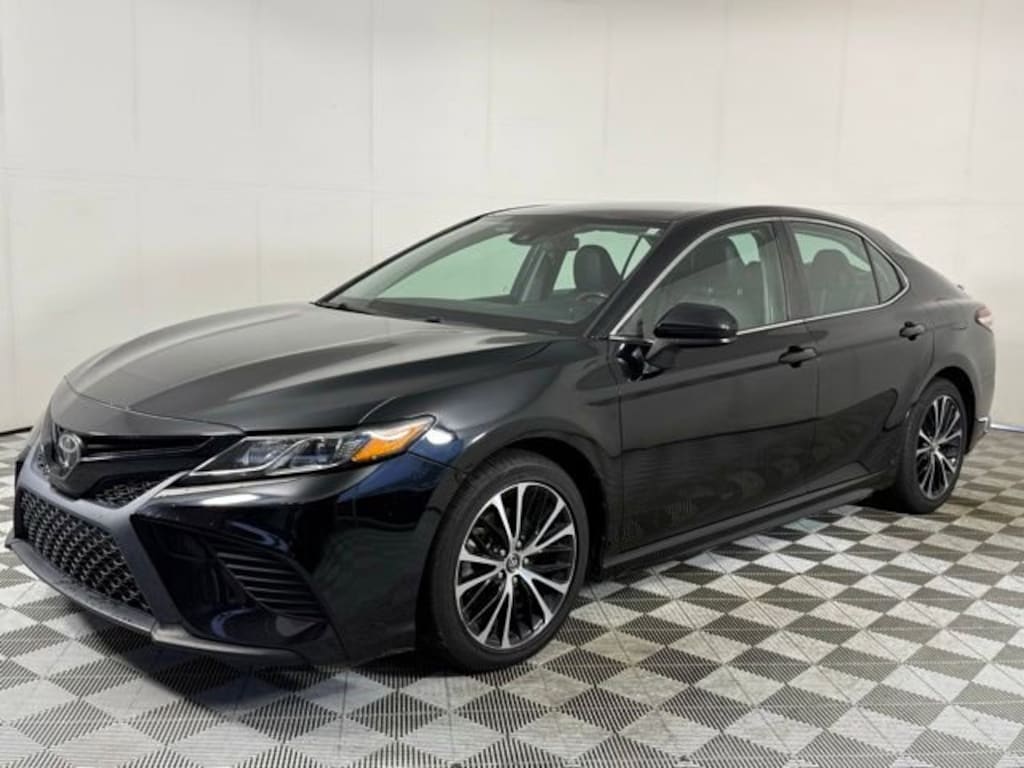 Used 2020 Toyota Camry SE Sedan