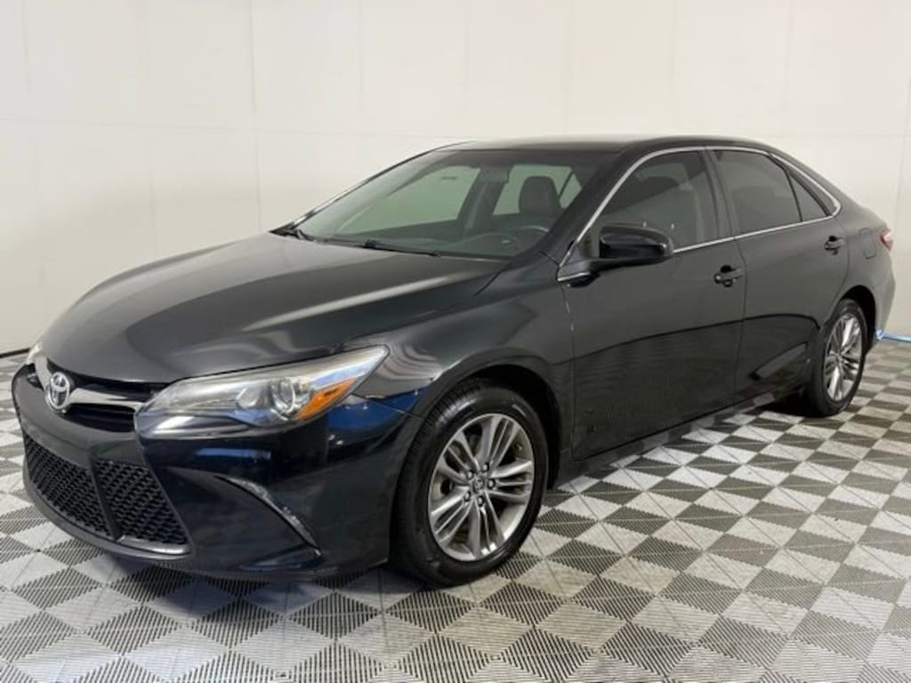 Used 2016 Toyota Camry SE Sedan