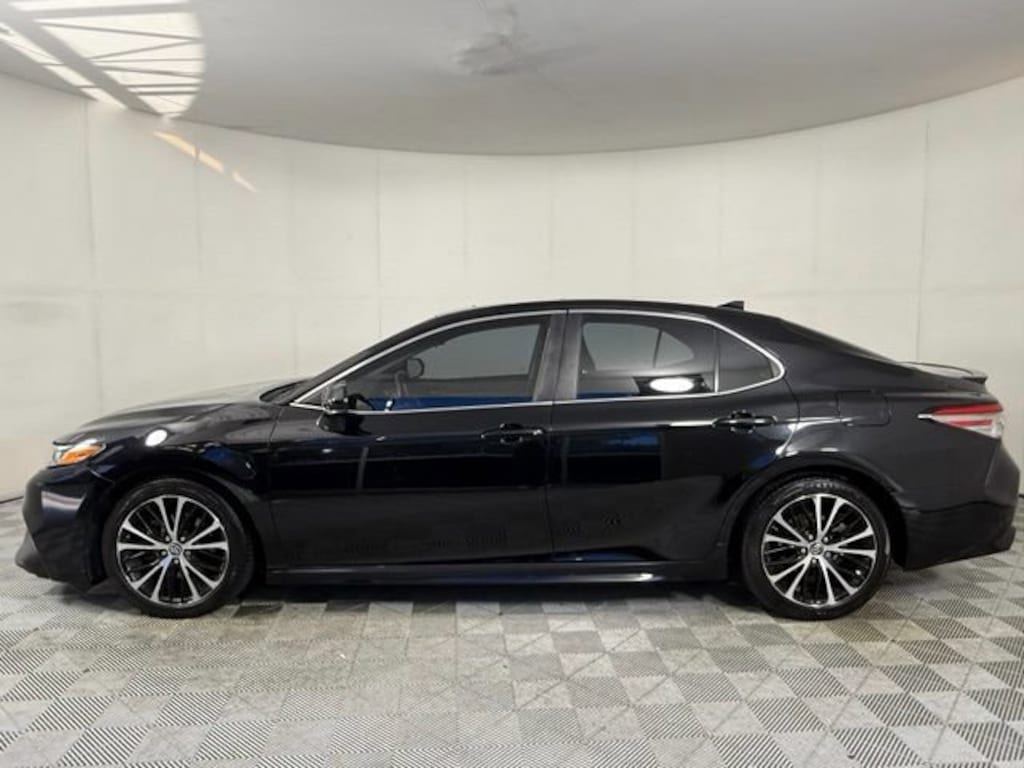 Used 2019 Toyota Camry SE Sedan