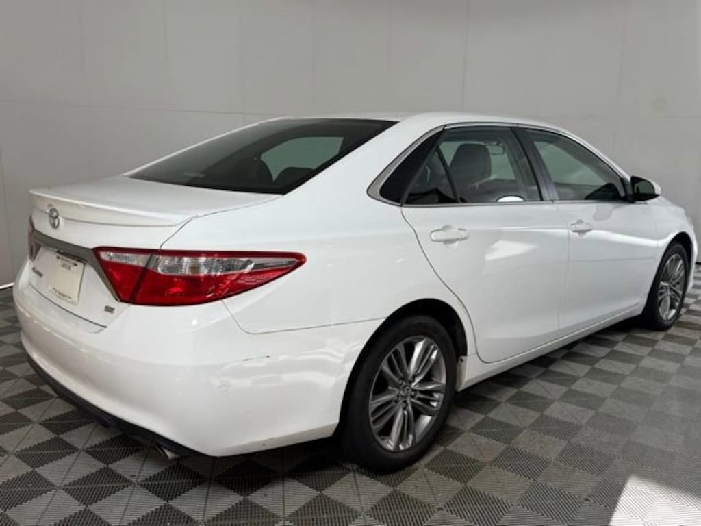 Used 2015 Toyota Camry SE Sedan