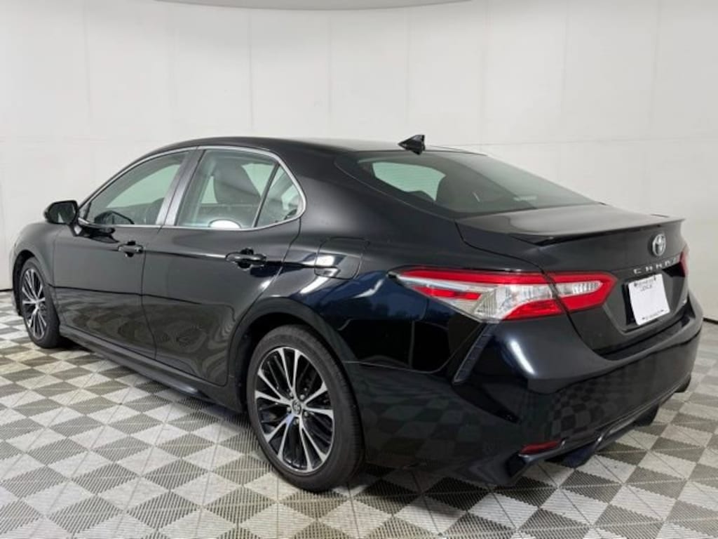 Used 2020 Toyota Camry SE Sedan