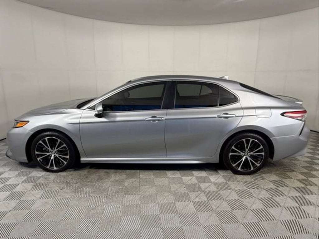 Used 2019 Toyota Camry SE Sedan