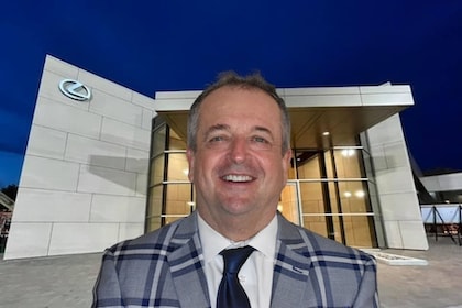 Staff member RICH MAHONEY from ID_52669c2db642