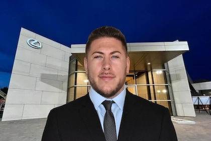 Staff member DYLAN SAUNDERS from ID_9e90adb3acb4