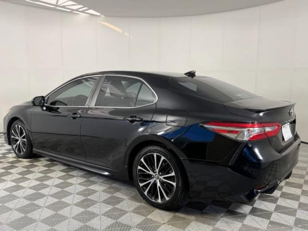 Used 2019 Toyota Camry SE Sedan