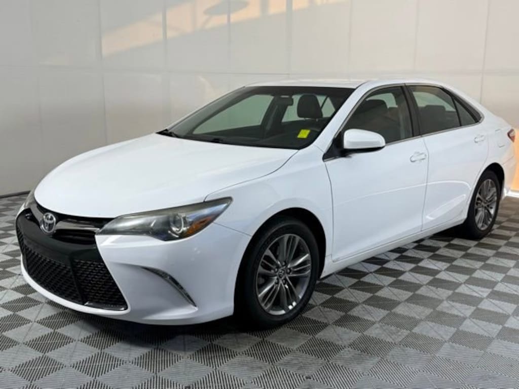 Used 2015 Toyota Camry SE Sedan