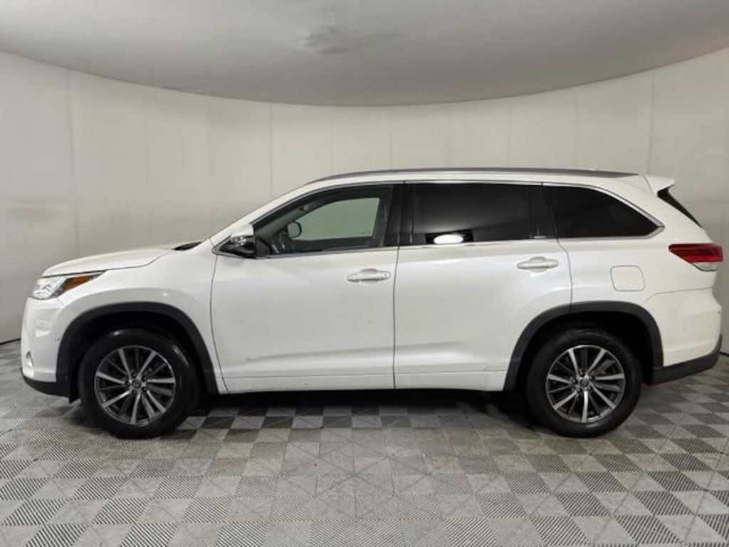Used 2017 Toyota Highlander XLE V6 SUV