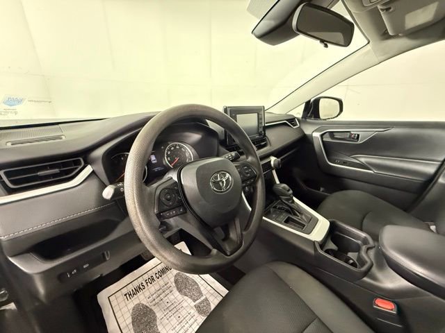 2020 Toyota RAV4 LE photo 4
