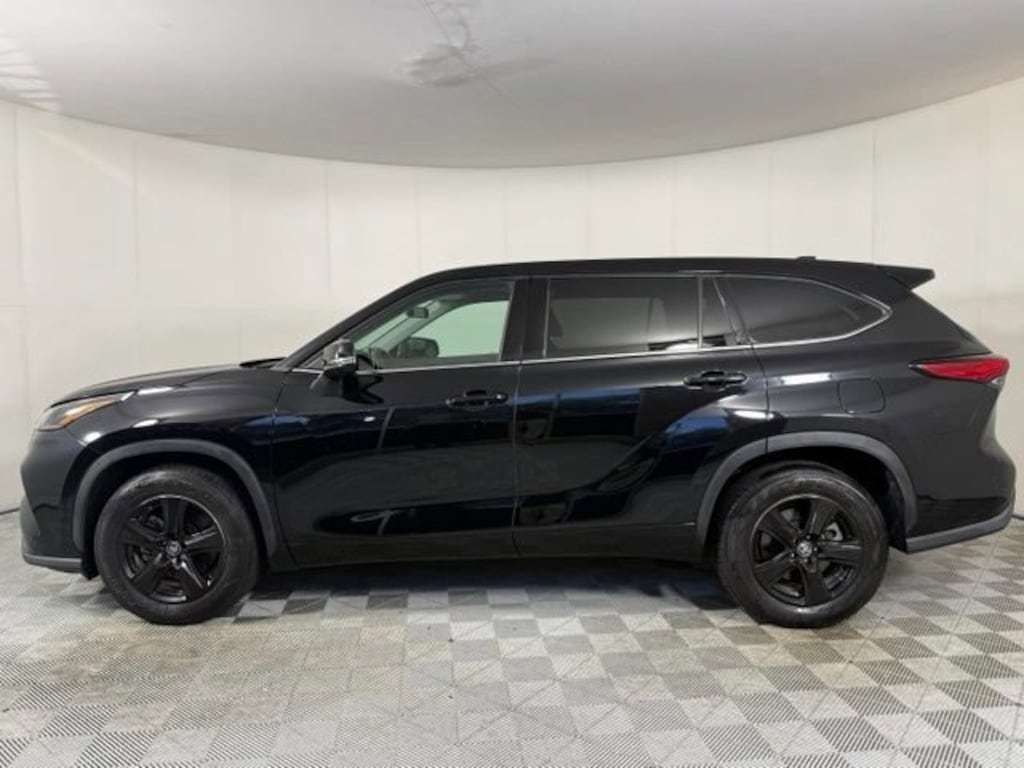 Used 2021 Toyota Highlander LE SUV