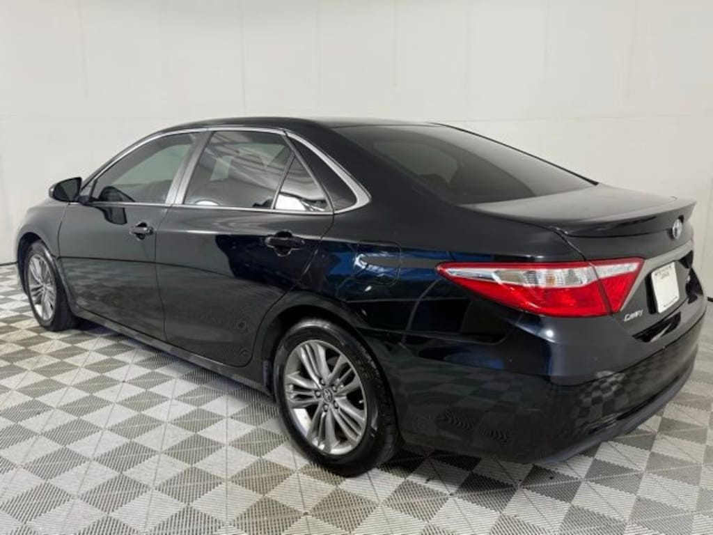 Used 2016 Toyota Camry SE Sedan