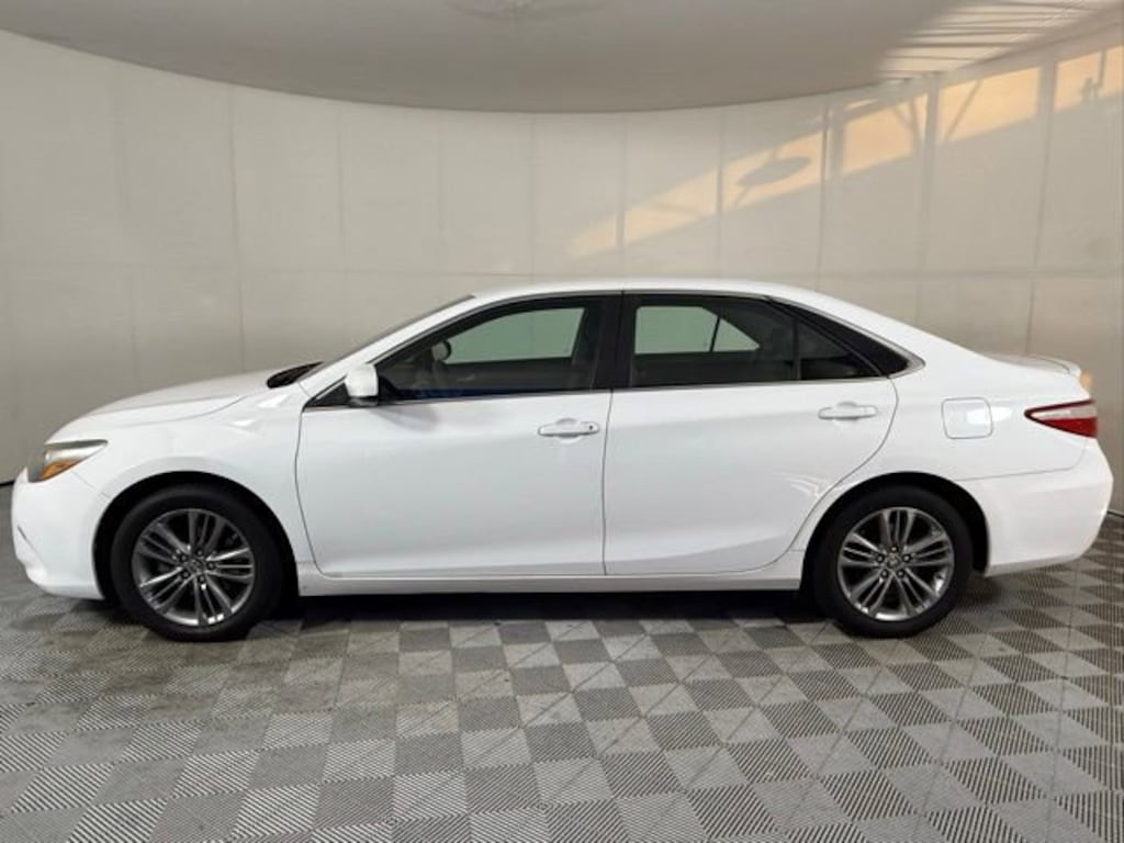 Used 2015 Toyota Camry SE Sedan