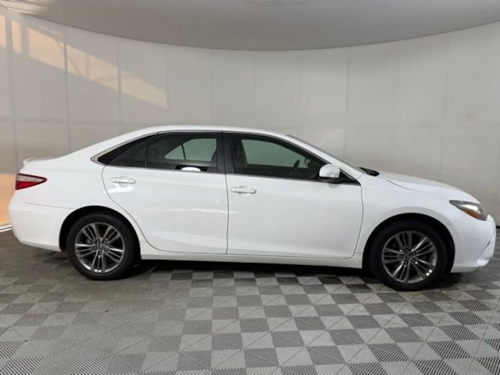Used 2015 Toyota Camry SE Sedan