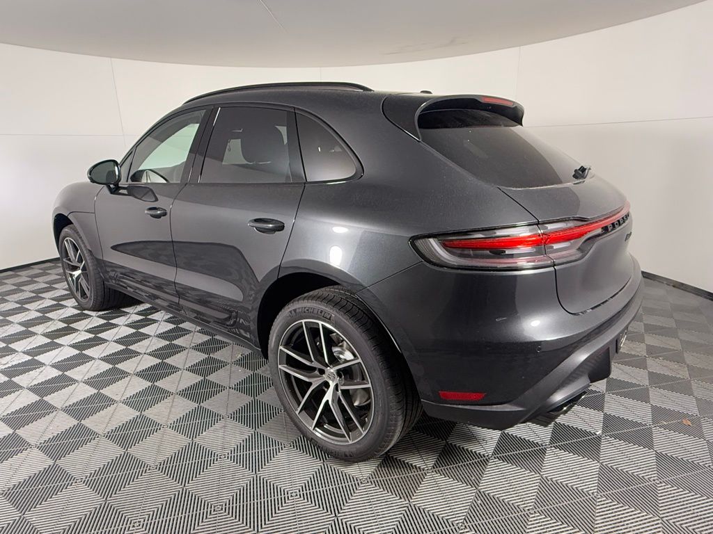 2025 Porsche Macan photo 3