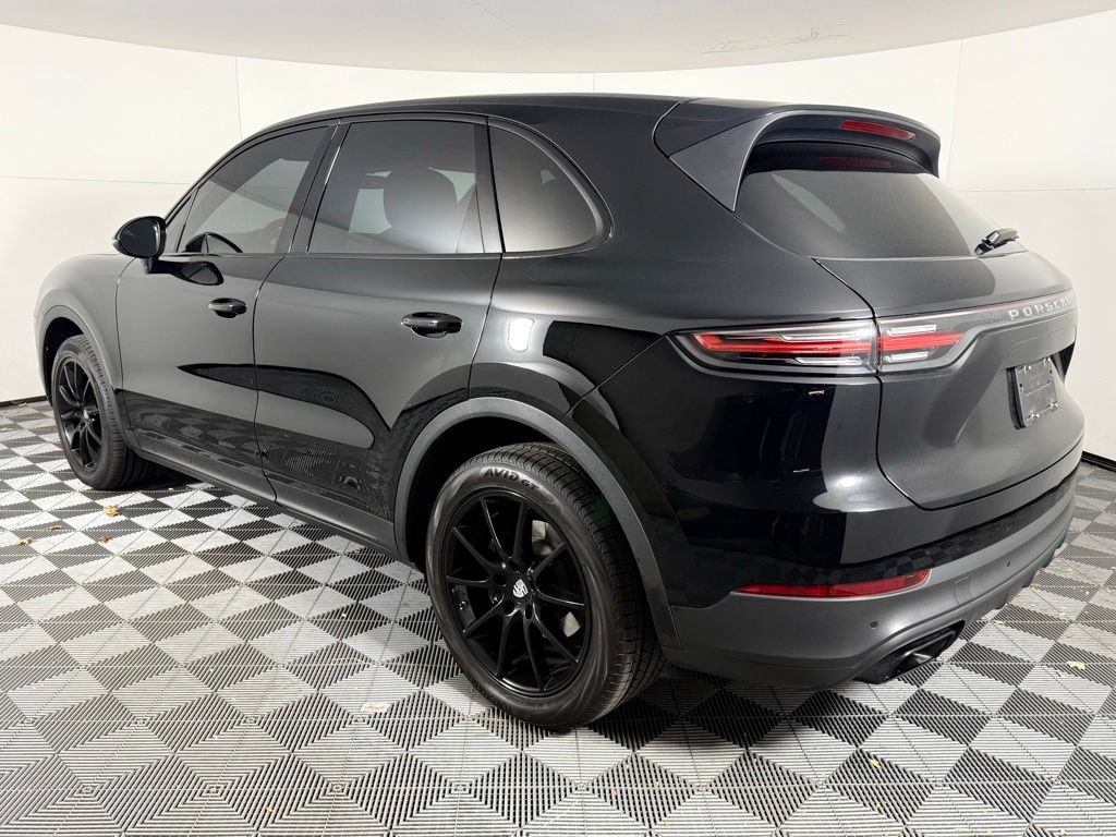 2022 Porsche Cayenne Base photo 2