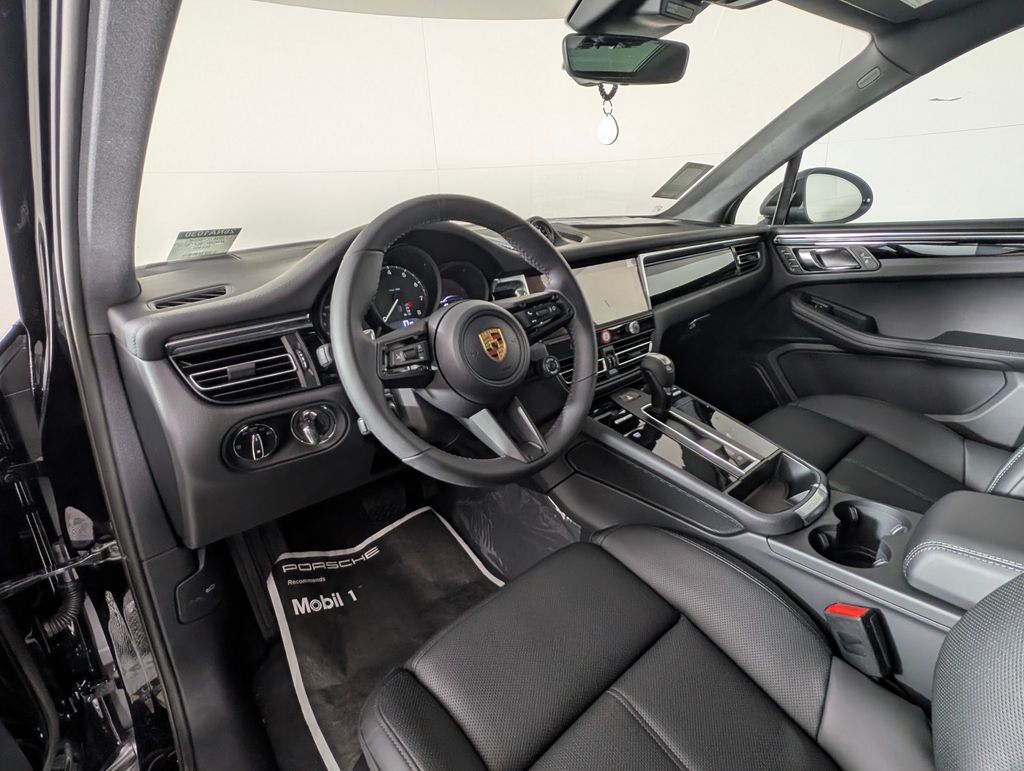 2026 Porsche Macan T photo 4